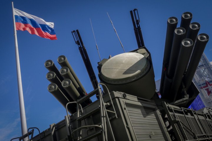 A Pantsir-S1 (SA-22) self-propelled, medium-range surface-to-air missile system displayed under the Russian national flag at the Army defense technology exhibition in Patriot Park, Kubinka, Russia, on September 7, 2016. (Source: Getty Images)