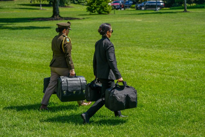 Un ayudante militar porta el "maletín nuclear", que contiene los códigos de lanzamiento de armas nucleares, mientras camina hacia el Marine One en la Casa Blanca, el 2 de septiembre de 2024. (Fuente: Getty Images) Un ayudante militar porta el "maletín nuclear", que contiene los códigos de lanzamiento de armas nucleares, mientras camina hacia el Marine One en la Casa Blanca, el 2 de septiembre de 2024. (Fuente: Getty Images)