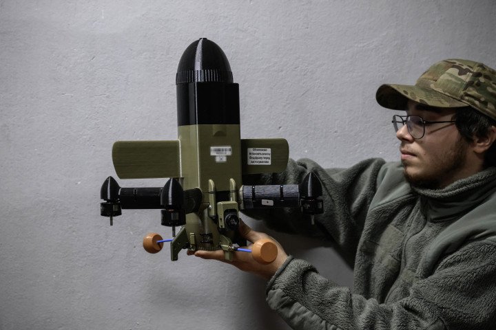 Un miembro del 3er Escuadrón de Intercepción del Cuerpo de Ejército sostiene un dron interceptor utilizado para protegerse contra ataques con drones rusos, en una ubicación no revelada cerca de las líneas del frente del este de Ucrania, el 9 de octubre de 2025. (Foto de ED JONES/AFP vía Getty Images)