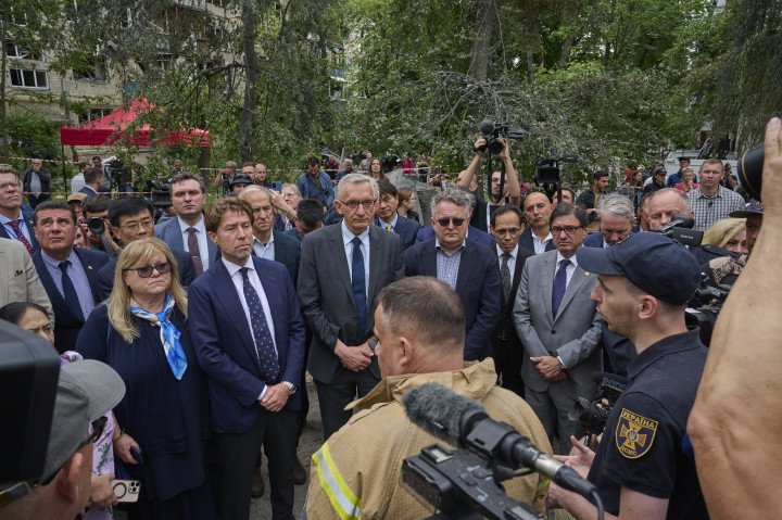 Foreign diplomats are visiting the site of a Russian missile strike on a residential building in Kyiv’s Solomianskyi district on June 17. (Source: MFA of Ukraine) Foreign diplomats are visiting the site of a Russian missile strike on a residential building in Kyiv’s Solomianskyi district on June 17. (Source: MFA of Ukraine)