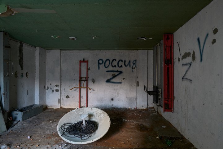 Walls are marked with the Russian war symbol Z as officers of the War Crimes Prosecutor’s office and police officers investigate war crimes committed by the Russian occupying forces on the local civilian population in the basements and rooms of Ukrainian penitentiary buildings on January 4, 2023, in Kherson, Ukraine. (Source: Getty Images) Walls are marked with the Russian war symbol Z as officers of the War Crimes Prosecutor’s office and police officers investigate war crimes committed by the Russian occupying forces on the local civilian population in the basements and rooms of Ukrainian penitentiary buildings on January 4, 2023, in Kherson, Ukraine. (Source: Getty Images)