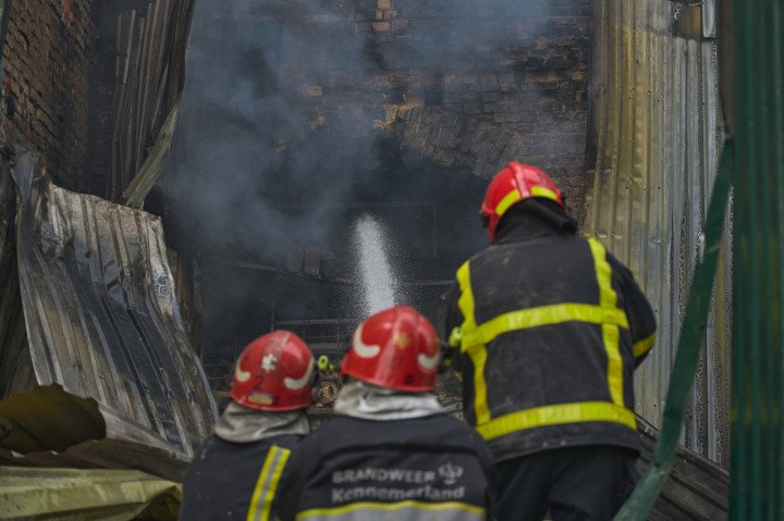 Firefighters in Kyiv are battling the fires caused by Russia’s massive missile attack in the Obolon district, which was heavily shelled on June 10th. (Photo: Mykyta Shandyba for UNITED24 Media) Firefighters in Kyiv are battling the fires caused by Russia’s massive missile attack in the Obolon district, which was heavily shelled on June 10th. (Photo: Mykyta Shandyba for UNITED24 Media)