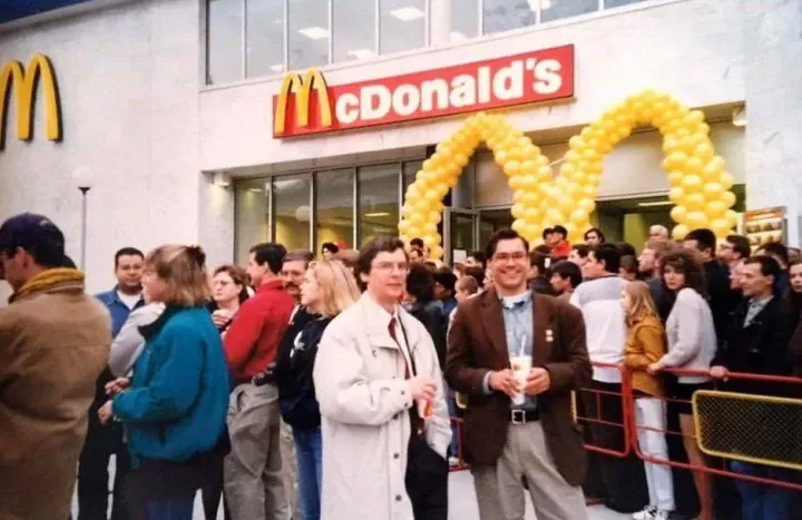 Crowds gather outside Ukraine’s first McDonald’s near Lukianivska metro station in Kyiv during its grand opening on May 27, 1997. (Source: Pastvu) Crowds gather outside Ukraine’s first McDonald’s near Lukianivska metro station in Kyiv during its grand opening on May 27, 1997. (Source: Pastvu)