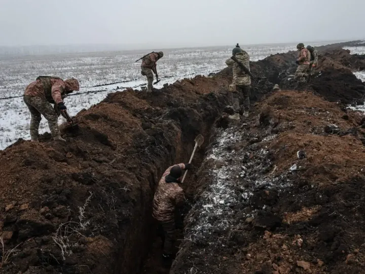 Soldados ucranianos cavando trincheras cerca de Bajmut, región de Donetsk (Fuente: YASUYOSHI CHIBA/AFP por Getty Images)