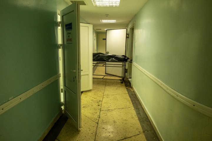 A. body carted across the morgue on a gurney (Photo: Daniel Kosoy / UNITED24 Media) 