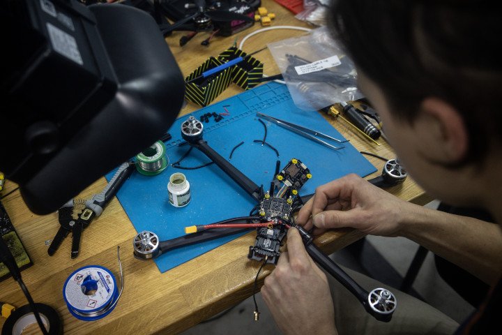 Un empleado de HentaiFPV Drones construye un nuevo dron FPV para uso militar en una fábrica el 26 de febrero de 2024, en Lviv, Ucrania (Foto: Getty Images) Un empleado de HentaiFPV Drones construye un nuevo dron FPV para uso militar en una fábrica el 26 de febrero de 2024, en Lviv, Ucrania (Foto: Getty Images)