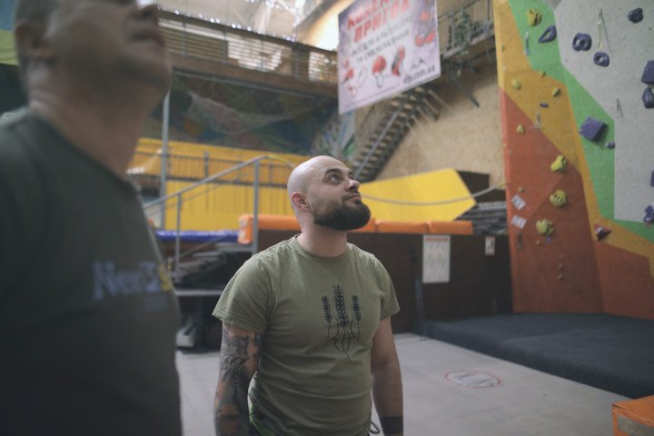 Roman, member of NextStep Ukraine and Ukrainian armed forces veteran, joined a group that regularly goes rock climbing despite sustaining life-changing injuries. (Photo: Lucile Brizard) Roman, member of NextStep Ukraine and Ukrainian armed forces veteran, joined a group that regularly goes rock climbing despite sustaining life-changing injuries. (Photo: Lucile Brizard)