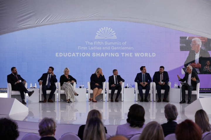Los panelistas participan en un debate sobre «La educación que da forma al mundo» durante la Quinta Cumbre de Primeras Damas y Caballeros en Kyiv. (Fuente: UNITED24 Media/Joshua Olley)