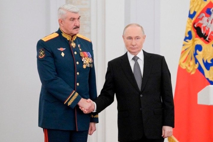 Kuzovlev and Putin during the ceremony. Photo: kremlin.ru