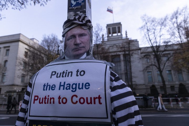 Protesters headed by Yulia Navalnaya, Vladimir Kara-Murza and Ylia Yashin march towards Russian Embassy in Berlin during anti-war demonstration organized by Russian opposition in Berlin, Germany on November 17, 2024. Photo by Sergei Stroitelev/Anadolu via Getty Images.