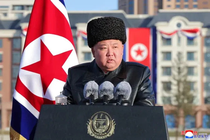 El líder norcoreano Kim Jong Un en la ceremonia de finalización de la construcción de un nuevo distrito residencial en Pyongyang para las familias de los soldados que murieron en operaciones militares en el extranjero, el 16 de febrero de 2026. (Foto: KCNA/Reuters)