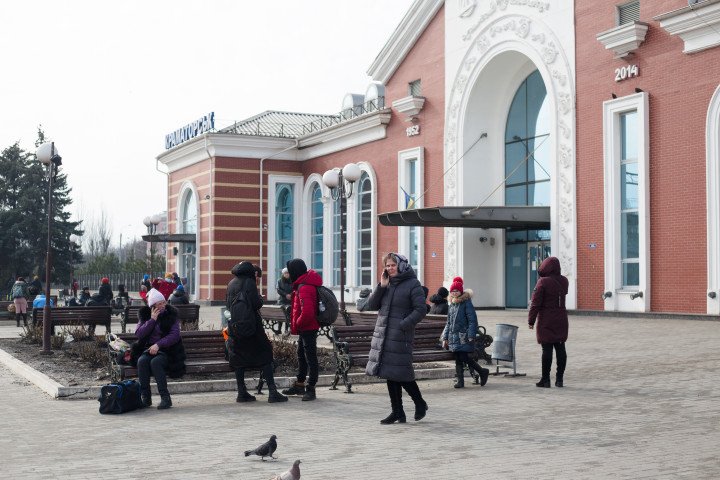 Personas esperan un tren fuera de una estación de ferrocarril el 24 de febrero de 2022 en Kramatorsk, Ucrania. Durante la noche, Rusia lanzó un ataque a gran escala contra Ucrania, con explosiones reportadas en varias ciudades y lejos de las agitadas regiones orientales controladas por los rebeldes respaldados por Rusia. (Fuente: Getty Images)