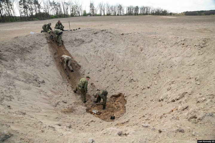 An EOD team collaborating with Garrett prepares to destroy artillery shells north of Kyiv on April 28. (Source: RFERL) An EOD team collaborating with Garrett prepares to destroy artillery shells north of Kyiv on April 28. (Source: RFERL)