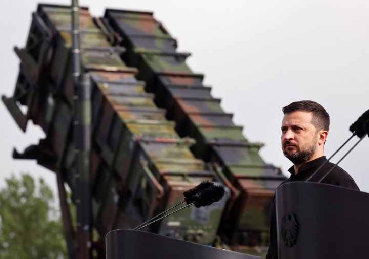 Volodymyr Zelenskyy, President of Ukraine, stands in front of a Patriot air defense missile system during his visit to a military training area on 11 June 2024. (Source: Getty Images) Volodymyr Zelenskyy, President of Ukraine, stands in front of a Patriot air defense missile system during his visit to a military training area on 11 June 2024. (Source: Getty Images)