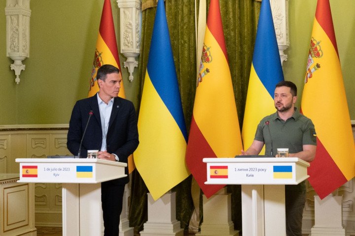 El presidente de Ucrania Volodymyr Zelenskyy (derecha) visita el presidente de España Pedro Sánchez (izquierda) en julio de 2023 (Fuente: Oficina del Presidente de Ucrania)