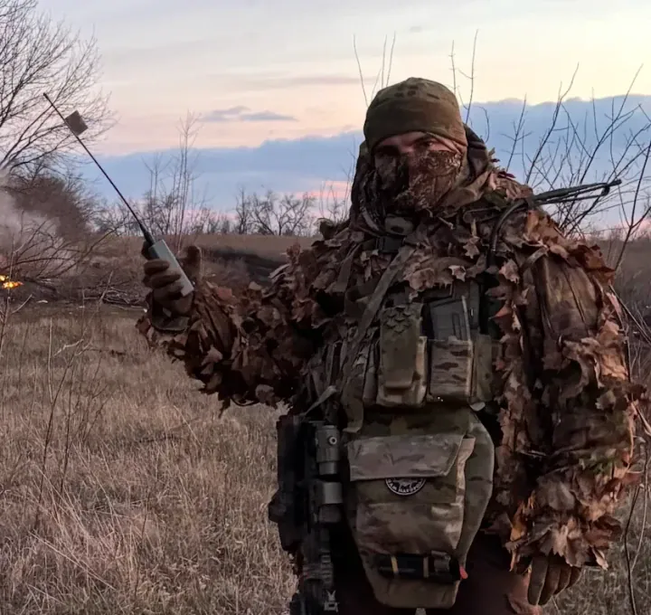 Un ejemplo del camuflaje que utilizan los francotiradores en el campo de batalla (Fuente: Medium)