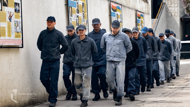 Prisioneros de guerra rusos caminan en formación dentro de un centro de detención ucraniano. Ucrania garantiza el trato humano de los prisioneros de guerra en virtud del derecho internacional. Fuente: Proyecto del Gobierno ucraniano «Quiero vivir».