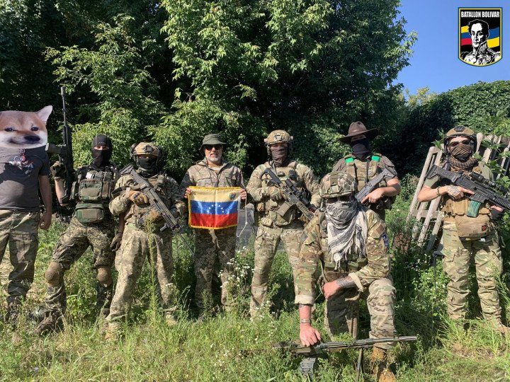 Combatientes del Batallón Bolívar en Ucrania con bandera de Venezuela, representando la participación de voluntarios latinoamericanos en el conflicto contra Rusia