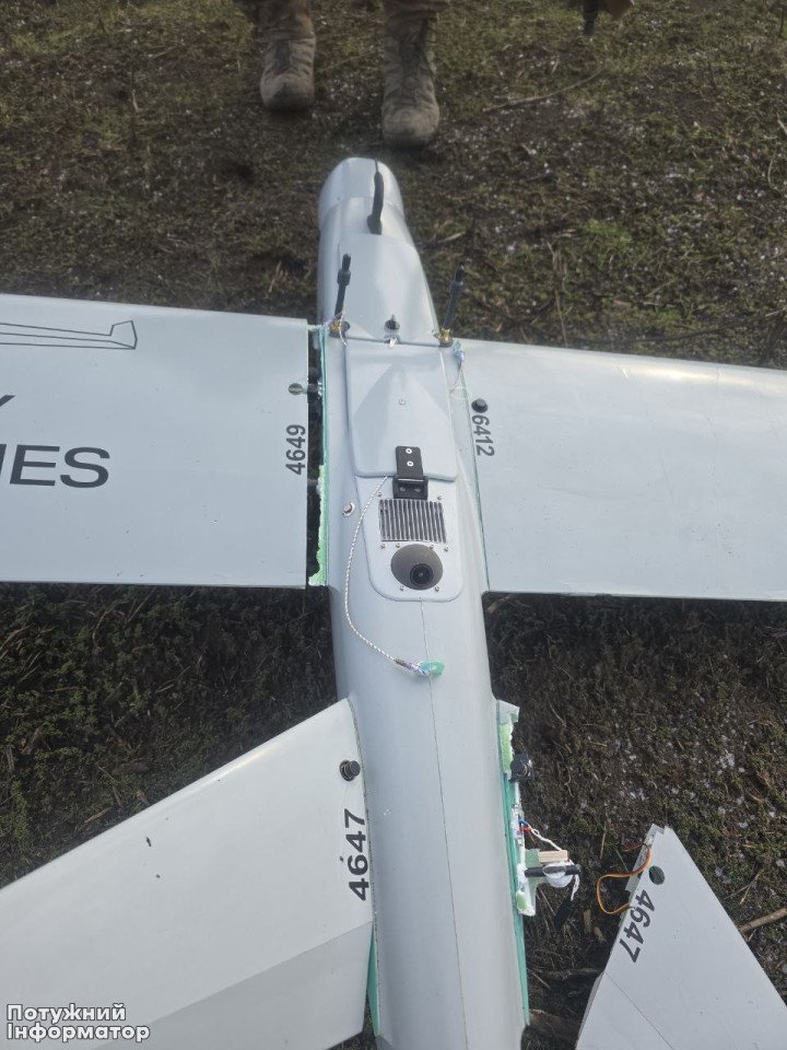 Downed Leleka‑100 drone equipped with a Snich anti-interceptor system, featuring a top-mounted camera. (Photo: Potuzhnyi Informator / Telegram)