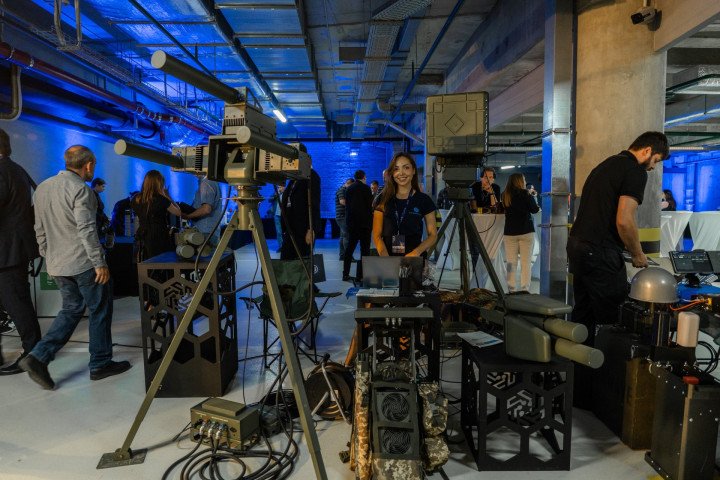 Demonstration of DF-M jamming systems with modular antennas and control units at the defense forum. (Source: Oboronka)