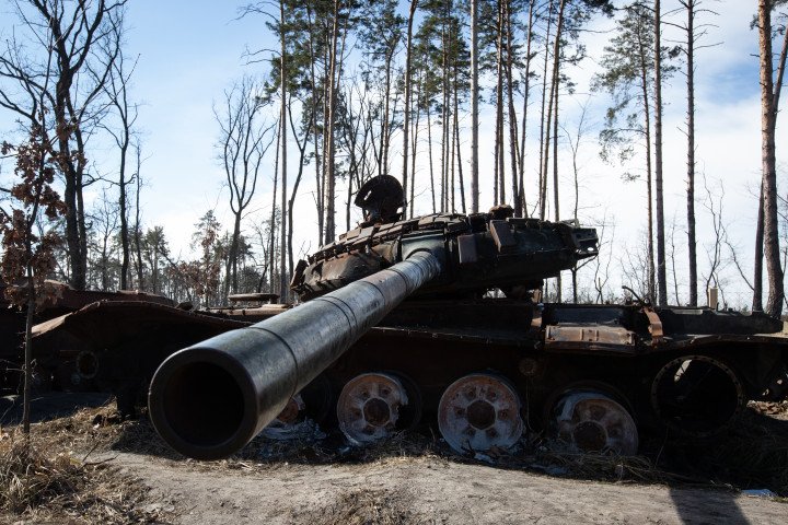 Tanque ruso destruido cerca de la aldea de Dmytrivka, región de Kyiv, Ucrania, el 15 de marzo de 2023. Foto de Oleksii Chumachenko/Agencia Anadolu vía Getty Images. Tanque ruso destruido cerca de la aldea de Dmytrivka, región de Kyiv, Ucrania, el 15 de marzo de 2023. Foto de Oleksii Chumachenko/Agencia Anadolu vía Getty Images.