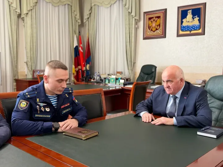 Oleg Morozov (left), commander of Russia’s 331st Guards Airborne Regiment, meets with Kostroma region Governor Sergei Sitnikov. (Source: Sergei Sitnikov) Oleg Morozov (left), commander of Russia’s 331st Guards Airborne Regiment, meets with Kostroma region Governor Sergei Sitnikov. (Source: Sergei Sitnikov)