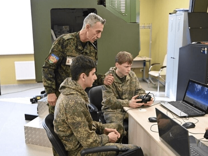 Russian military personnel instruct students during drone operator training using a flight simulator and remote controller. (Photo: open source) Russian military personnel instruct students during drone operator training using a flight simulator and remote controller. (Photo: open source)