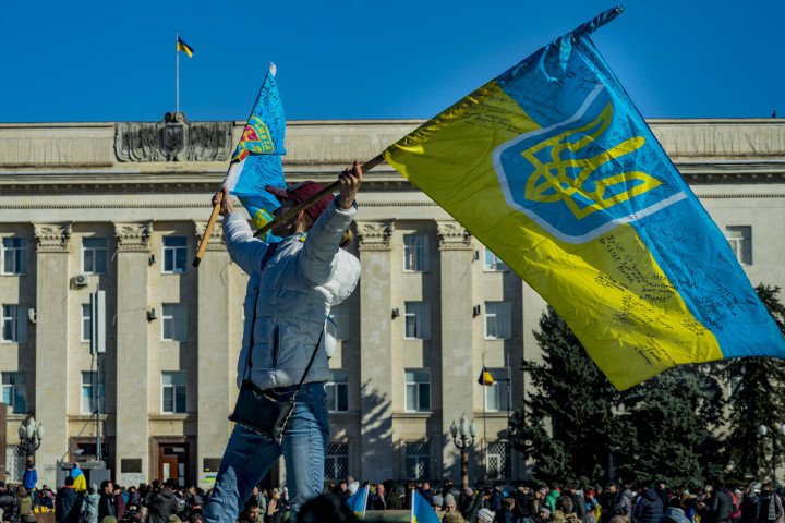 A woman with Ukrainian flag near the building of Kherson government after the liberation of the city by the Ukrainian army of the Russian occupation during the war in Ukraine. (Source: Getty Images) A woman with Ukrainian flag near the building of Kherson government after the liberation of the city by the Ukrainian army of the Russian occupation during the war in Ukraine. (Source: Getty Images)