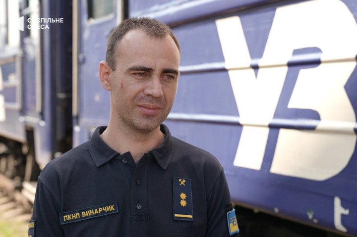 Pavlo Vynarchyk, jefe del tren Odesa-Zaporizhzhia, después del ataque del 24 de junio de 2025 que hirió a decenas de pasajeros. (Fuente: Suspilne Odesa)