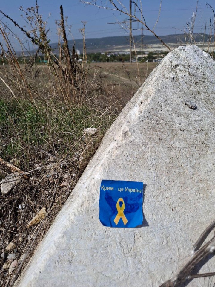 “Crimea is Ukraine” by the activists of the Yellow Ribbon movement in the temporarily occupied Crimea. (Source: Yellow Ribbon/Telegram) “Crimea is Ukraine” by the activists of the Yellow Ribbon movement in the temporarily occupied Crimea. (Source: Yellow Ribbon/Telegram)