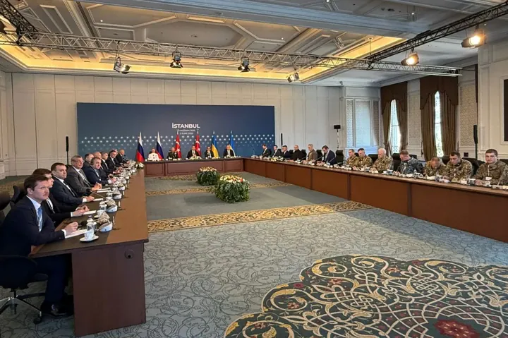 Las delegaciones ucraniana y rusa se sientan para la segunda ronda de negociaciones de paz en el Palacio de Ciragan en Estambul, Turquía, el 2 de junio de 2025. (Fuente: Kyiv Post)