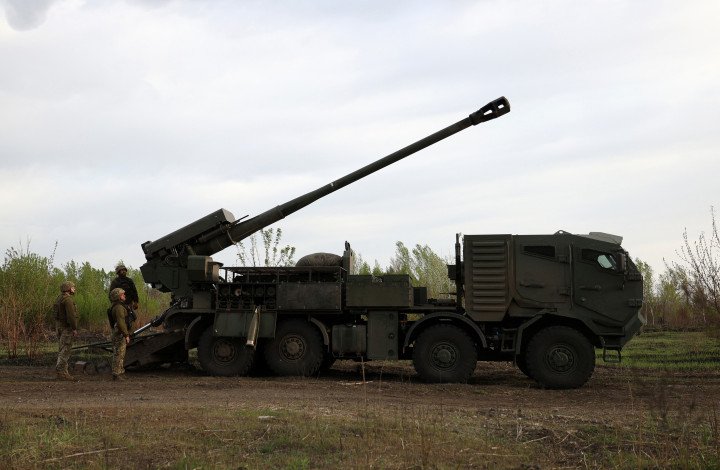 Artilleros de la 43ª Brigada Mecanizada Separada de las Fuerzas Armadas de Ucrania se preparan para disparar contra una posición rusa con un obús autopropulsado de 155 mm 2C22 «Bohdana», en la región de Kharkiv, el 21 de abril de 2024 (Foto: Getty Images) Artilleros de la 43ª Brigada Mecanizada Separada de las Fuerzas Armadas de Ucrania se preparan para disparar contra una posición rusa con un obús autopropulsado de 155 mm 2C22 «Bohdana», en la región de Kharkiv, el 21 de abril de 2024 (Foto: Getty Images)