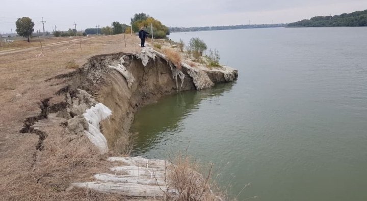 A man stands on the edge of the flooded Mokri Yaly River. (Source: United24 Media News Feed/ Valery Shershen) A man stands on the edge of the flooded Mokri Yaly River. (Source: United24 Media News Feed/ Valery Shershen)