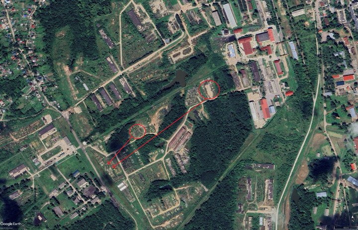 Las imágenes satelitales anotadas de la planta de ingeniería radioeléctrica de Jabárovsk muestran que los radares 30N6 no se retiraron, sino que se reubicaron dentro de las instalaciones, y que el número total sigue siendo 13. (Fuente: Google Earth / Athene Noctua) Las imágenes satelitales anotadas de la planta de ingeniería radioeléctrica de Jabárovsk muestran que los radares 30N6 no se retiraron, sino que se reubicaron dentro de las instalaciones, y que el número total sigue siendo 13. (Fuente: Google Earth / Athene Noctua)