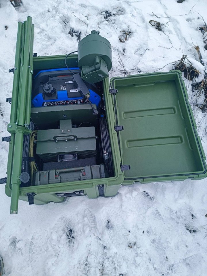 Sistema Veres-2 embalado en maletas rígidas portátiles durante su despliegue invernal. (Fuente: Ukrspetskonsalting)