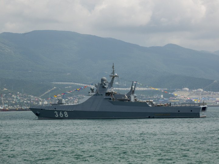 Novorosíisk, Rusia - 29 de julio de 2018: Celebrando el Día de la Armada Rusa. Buque patrullero Vasily Bykov, proyecto 22160, en la rada. Foto de Vlad Zakharov vía Getty Images. Novorosíisk, Rusia - 29 de julio de 2018: Celebrando el Día de la Armada Rusa. Buque patrullero Vasily Bykov, proyecto 22160, en la rada. Foto de Vlad Zakharov vía Getty Images.