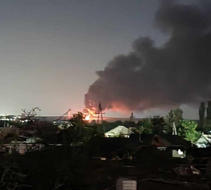 Fire on the oil depot in Luhansk. (Source: OSINT channel Ukraine context | russia no context) Fire on the oil depot in Luhansk. (Source: OSINT channel Ukraine context | russia no context)