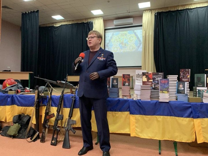 Volodymyr Zhemchuhov at an educational event at the “Logos” lyceum in the Darnytskyi district of Kyiv, Ukraine. (Source: Volodymyr Zhemchuhov/Facebook) Volodymyr Zhemchuhov at an educational event at the “Logos” lyceum in the Darnytskyi district of Kyiv, Ukraine. (Source: Volodymyr Zhemchuhov/Facebook)