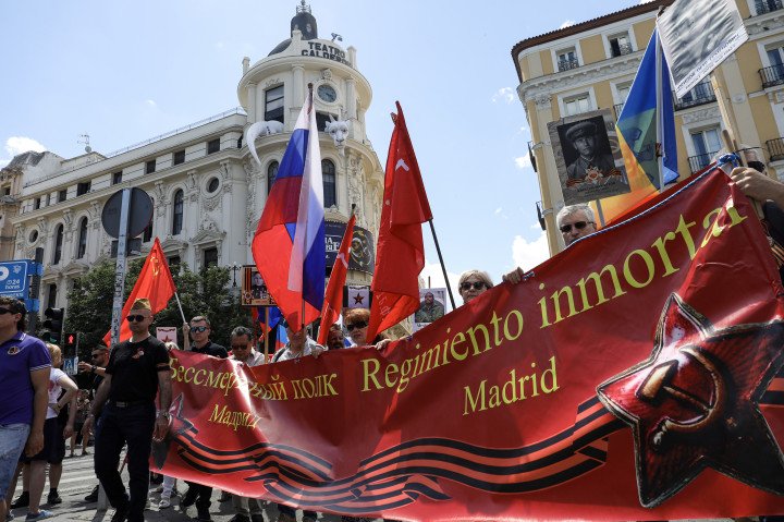 Participants carry banners and flags during an “Immortal Regiment” march in central Madrid on May 7, 2023, as Ukrainian residents protest along the route monitored by police. (Source: Getty Images)