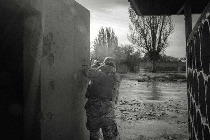 Eugene spots an incoming Russian FPV drone and engages it with gunfire on the last street before the banks of the Dnipro River. Kherson, Ukraine, May 2026. Photo: Joshua Olley / UNITED24 Media.