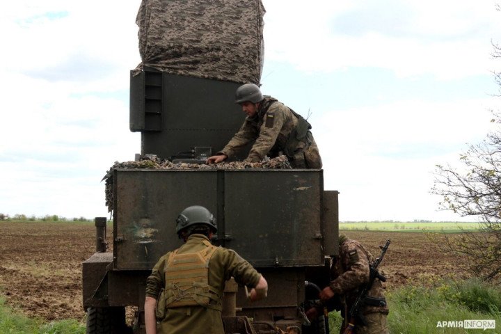 Ukrainian soldiers operate a camouflaged counter-battery radar system in a frontline position, enhancing artillery tracking and response capabilities. (Source: ArmyInform)