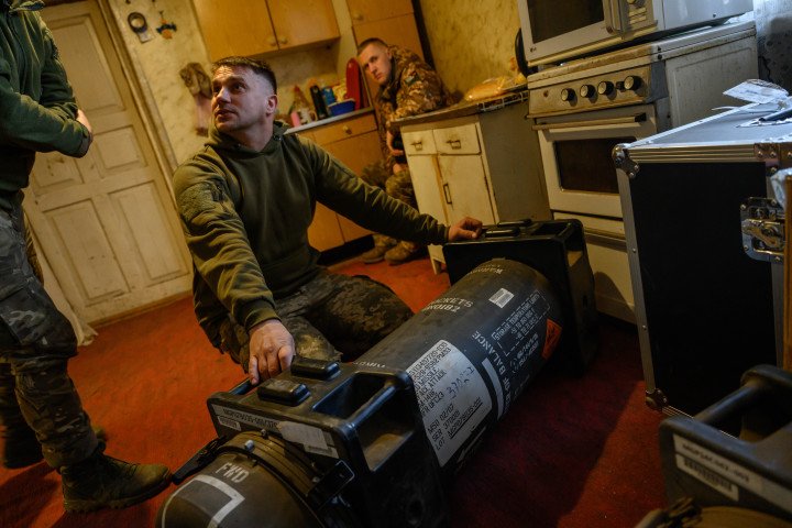 Sgt. Nazar Galadza holds a Javelin missile crate, as Ukrainian soldiers of the Anti-Tank Company, 68th Separate Jaeger Brigade, monitor screens with live drone feeds of Russian positions. (Source: Getty Images) Sgt. Nazar Galadza holds a Javelin missile crate, as Ukrainian soldiers of the Anti-Tank Company, 68th Separate Jaeger Brigade, monitor screens with live drone feeds of Russian positions. (Source: Getty Images)