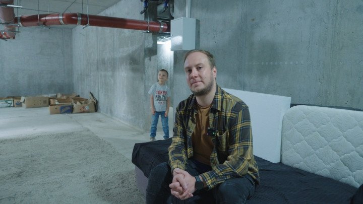 Denys and Robert in the shelter during an air-raid alert. (Source: Mykola Hrinenko/UNITED24 Media) Denys and Robert in the shelter during an air-raid alert. (Source: Mykola Hrinenko/UNITED24 Media)