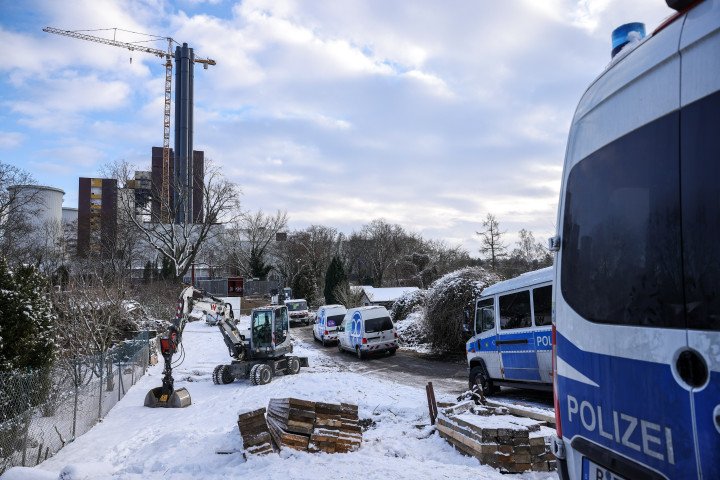 La policía y los equipos de reparación trabajan cerca de la central eléctrica de Lichterfelde en Berlín después de que un ataque incendiario el 4 de enero de 2026 provocara un apagón que afectó a 45.000 residentes. (Fuente: Getty Images)