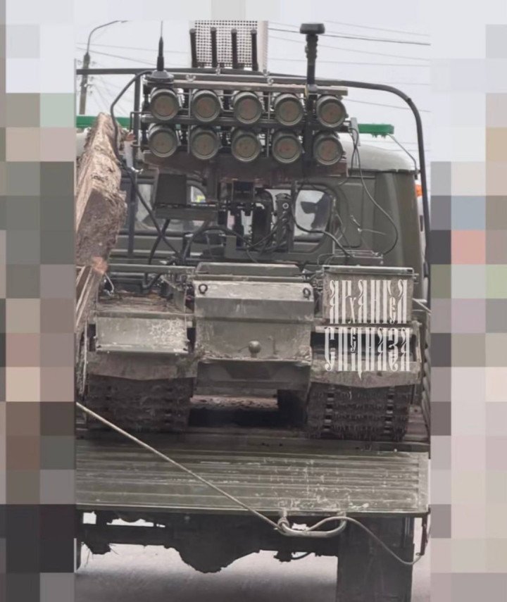 “mini-Solntsepyok” ground robot with mounted rocket launchers on top of a tracked platform during its alleged deployment to the frontline. (Source: Defense Express/Russian media) “mini-Solntsepyok” ground robot with mounted rocket launchers on top of a tracked platform during its alleged deployment to the frontline. (Source: Defense Express/Russian media)