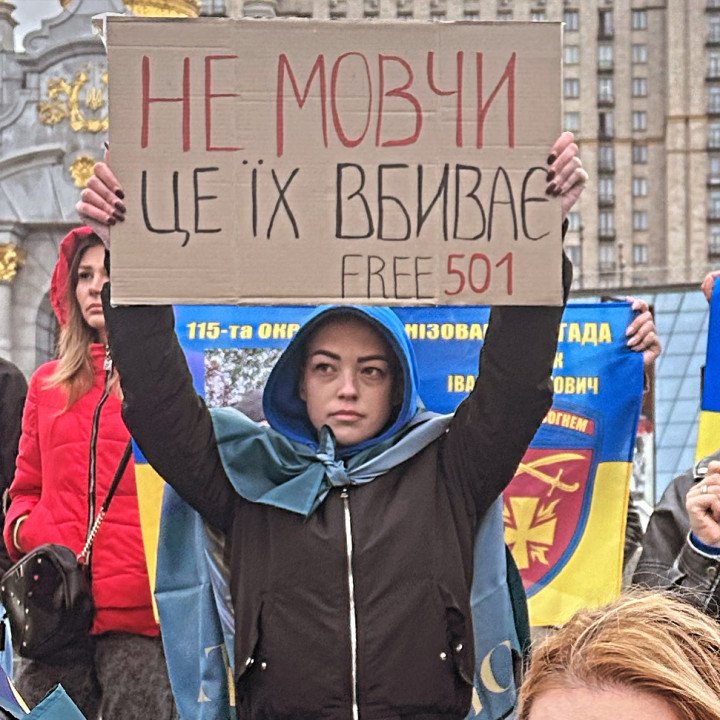 Olha Kurtmallaieva porta un cartel durante una manifestación en apoyo a los prisioneros de guerra ucranianos, con el lema: «No os quedéis callados, los matan. ¡Libertad para los 501!». Foto proporcionada por Olha Kurtmallaieva. Olha Kurtmallaieva porta un cartel durante una manifestación en apoyo a los prisioneros de guerra ucranianos, con el lema: «No os quedéis callados, los matan. ¡Libertad para los 501!». Foto proporcionada por Olha Kurtmallaieva.