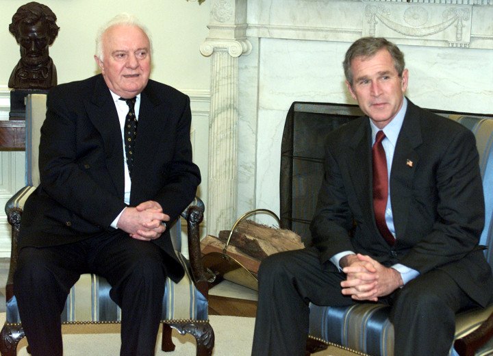 El presidente de Estados Unidos, George W. Bush, se reúne con el presidente de Georgia, Eduard Shevardnadze, en la Casa Blanca, el 5 de octubre de 2001. (Fuente: Getty Images)