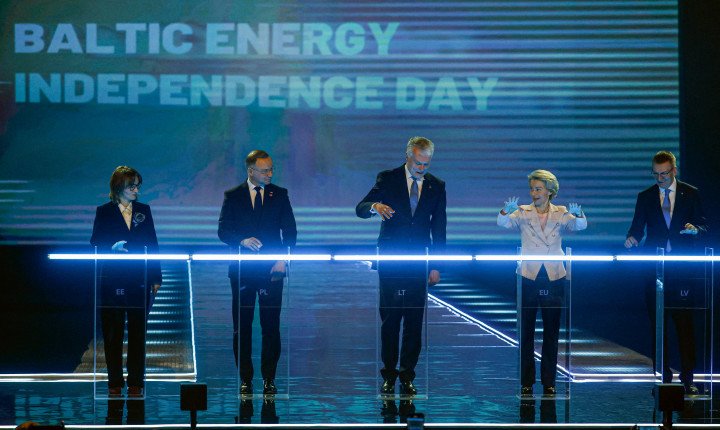 (L-R) Estonian Minister of Climate Yoko Alender, Polish President Andrzej Duda, Lithuanian President Gitanas Nauseda, European Commission President Ursula von der Leyen, and Latvian President Edgars Rinkevics stand behind lights symbolising the Baltic states’ disconnecting from the Moscow-controlled energy grid and joining the European power grid at the event “Baltic Energy Independence Day” at the Litexpo Exhibition Center in Vilnius, Lithuania, on February 9, 2025. (Photo: Getty Images)