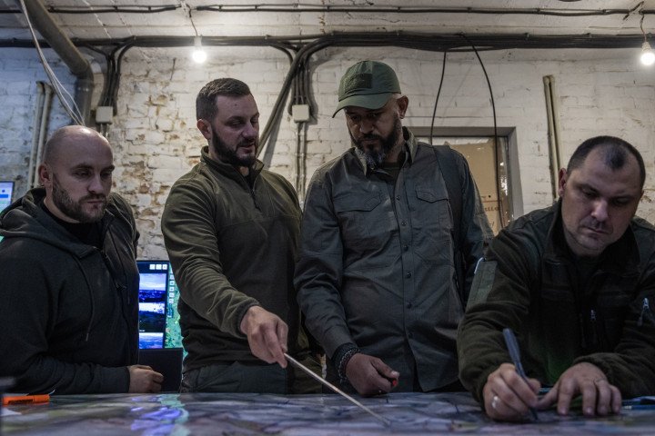 Khartiia's brigade commander, Col. Ihor Obolyenskyi (centre left) and military personnel from the Khartiia Brigade discuss tactics. Photo: Getty Images.