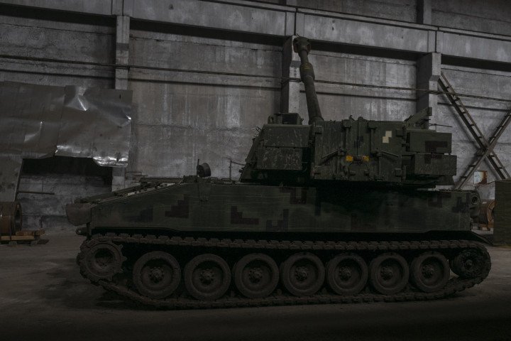 Damaged M109 self-propelled howitzer undergoes engine replacement at a Ukrainian military repair workshop in Donetsk region, December 29, 2023. (Source: Getty Images)